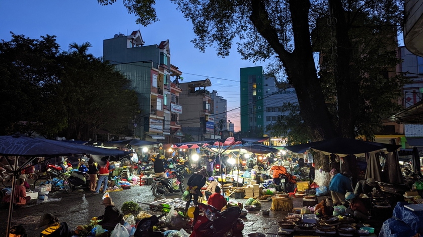Chợ đêm Pleiku – Rực rỡ giữa phố núi